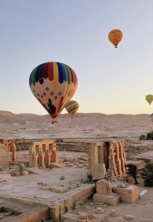 Balões sobre os templos de Luxor ao amanhecer